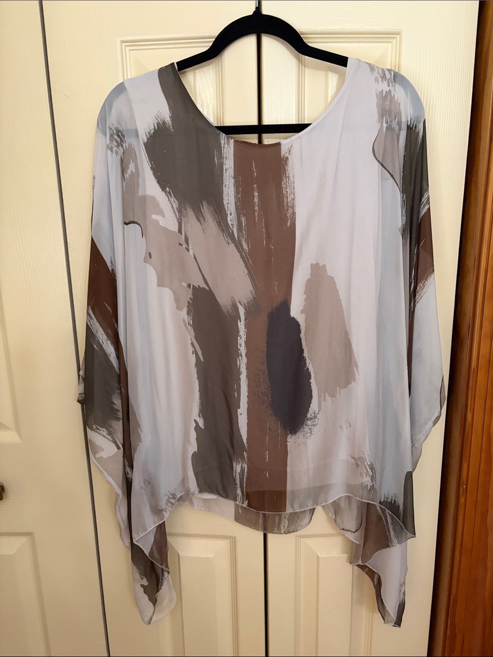 Abstract Brushstroke Tunic Top in Light Gray and Brown